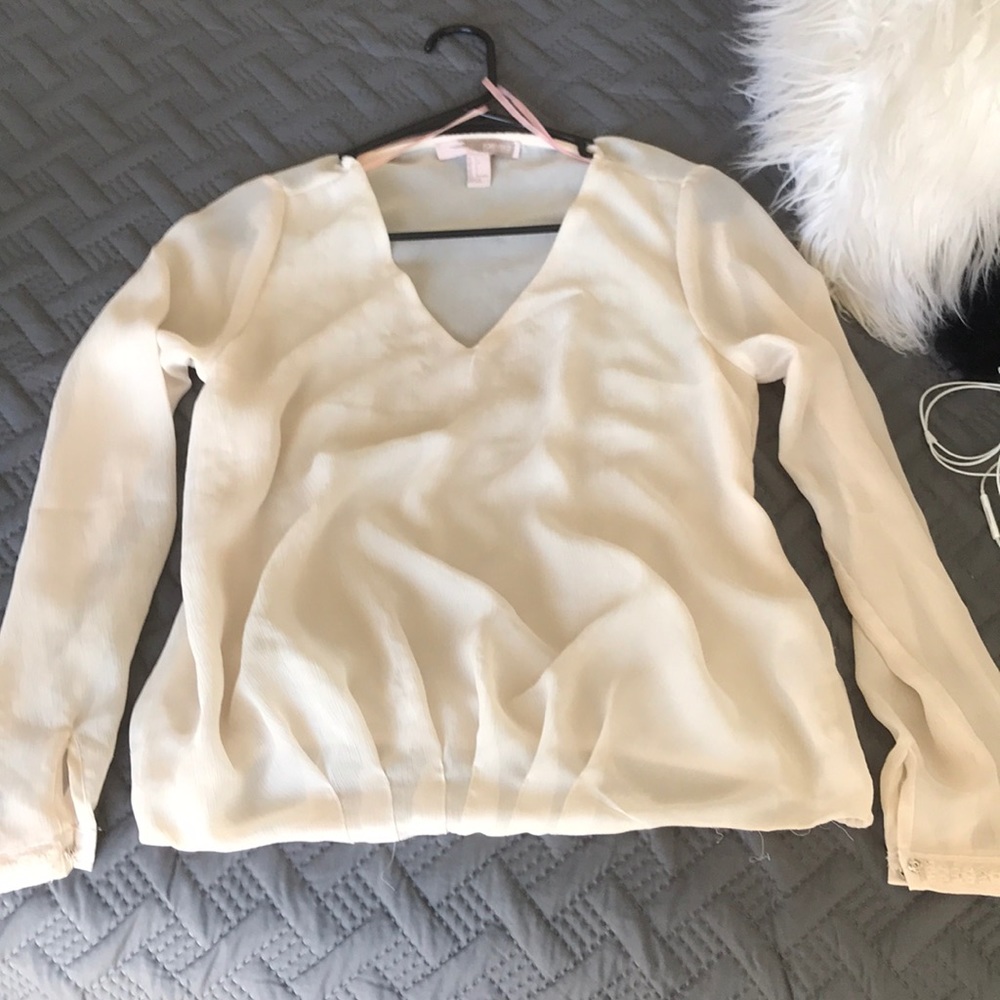 Chiffon white blouse with jewels on the wrists.